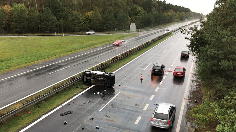 Na silnicích stále umírá příliš mnoho lidí, upozornil NKÚ