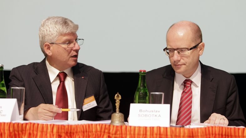 Místopředseda ČSSD pro hospodaření Martin Starec (vlevo) s Bohuslavem Sobotkou