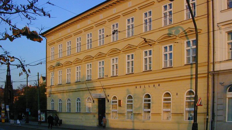 Palác Hollar na Smetanově nábřeží v Praze, jedna z budov Fakulty sociálních věd Univerzity Karlovy. Ilustrační foto.