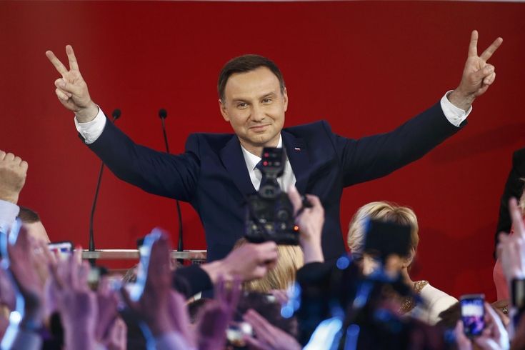 Andrzej Duda slaví vítězství v prezidentských volbách.