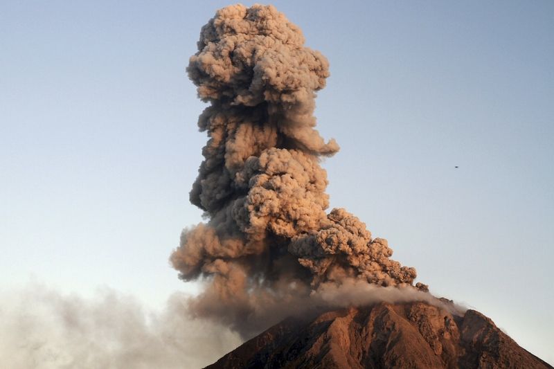 Indonéska sopka Mount Sinabung začala lávu a dým chrlit tento týden