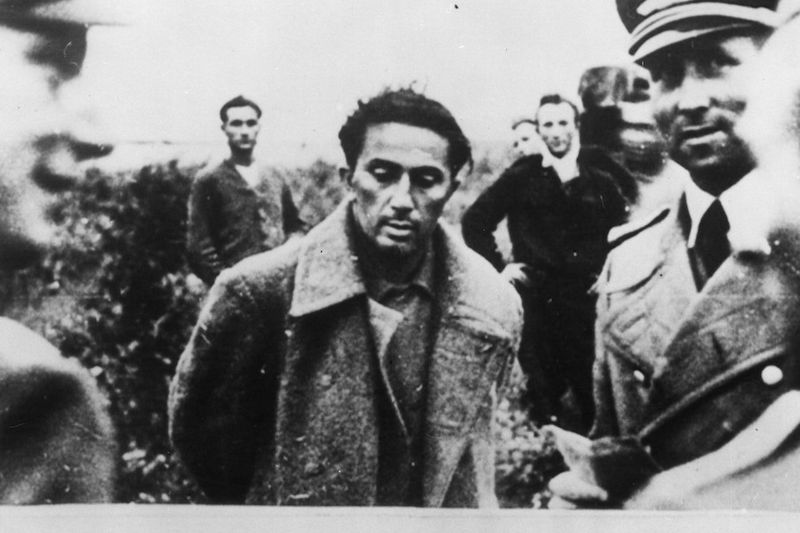 Srpen 1941: zajatý Jakov Džugašvili čeká na odvoz k výslechu do týlu.