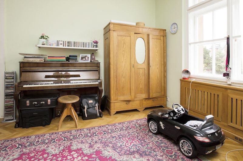 Prostřední místnost je hudebním salonem i ložnicí rodičů.