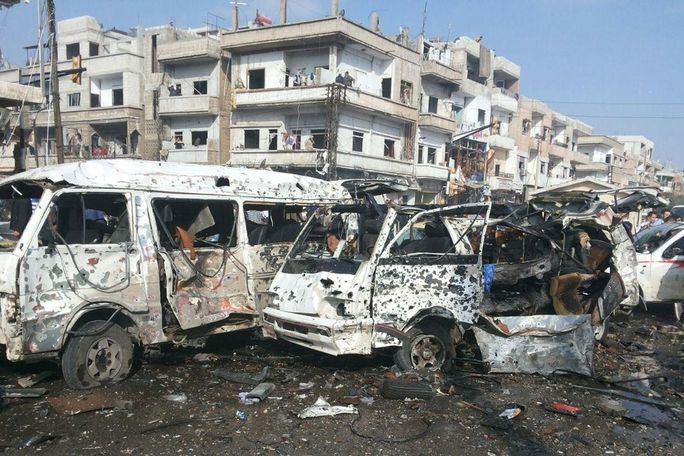 Dvojitý atentát v syrském Homsu zabil několik desítek lidí.
