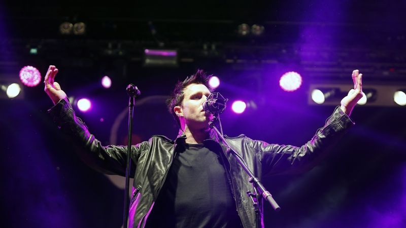 V Hradci Králové pokračoval v pátek 5. června 2015 21. ročník hudebního festivalu Rock for People. Na snímku kapela Three Days Grace se zpěvákem Mattem Waistem