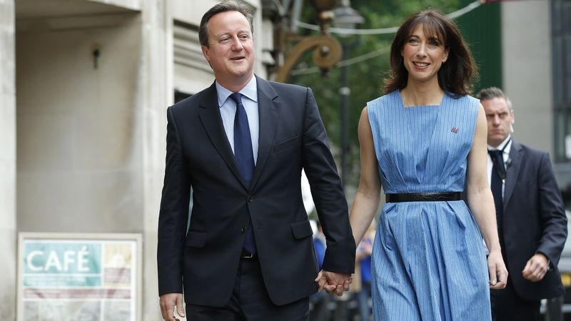 Premiér David Cameron s manželkou Samanthou přichází k volební místnosti.