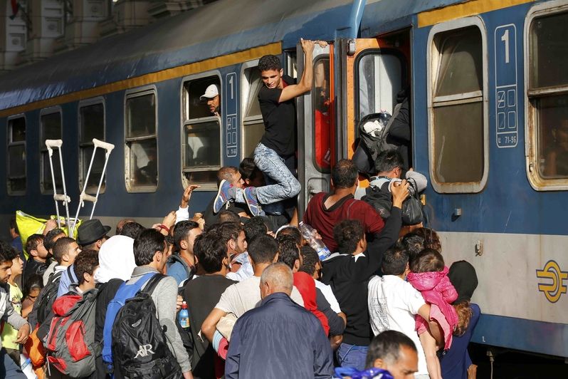 Migranti se cpali do vlaku, aniž by tušili, kam zamíří.