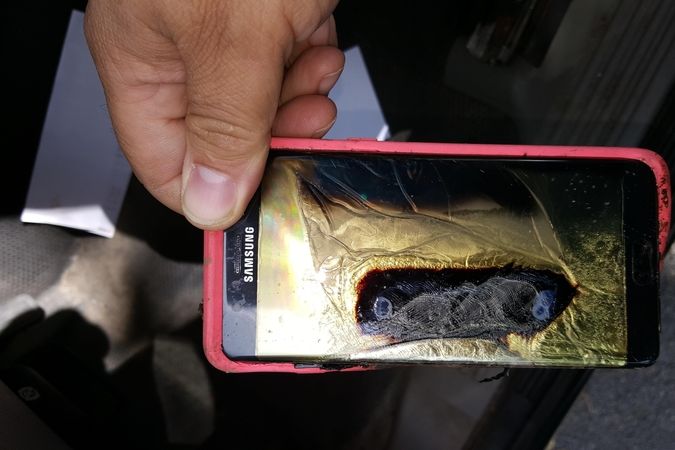 U některých chytrých telefonů Samsung Galaxy Note 7 se vznítily i vyměněné baterie, které měly být bezpečné.
