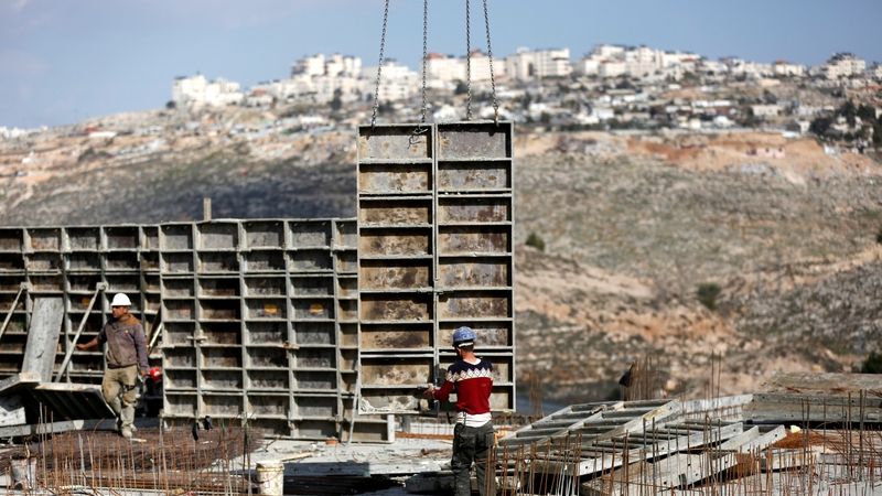 Stavbaři pracují na výstavbě bytů v židovské osadě Ramot u Východního Jeruzalému 