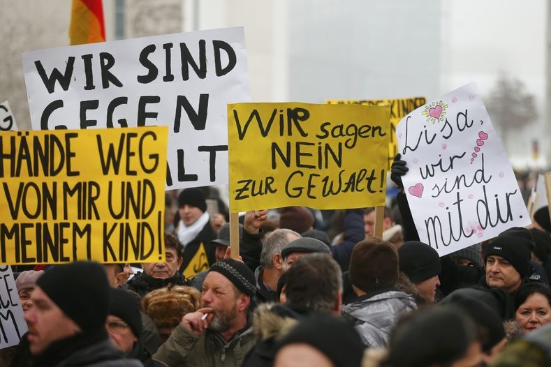 Německá Krajní pravice kvůli domnělému znásilnění svolala několik demonstrací. Na ceduli vpravo je nápis Liso, jsme s tebou. 