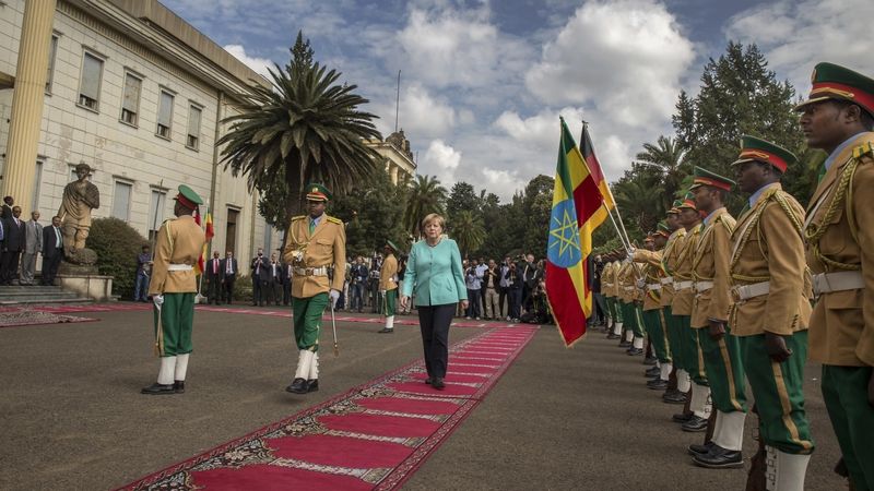 Angela Merkelová přichází do národního paláce v Addis Abebě 