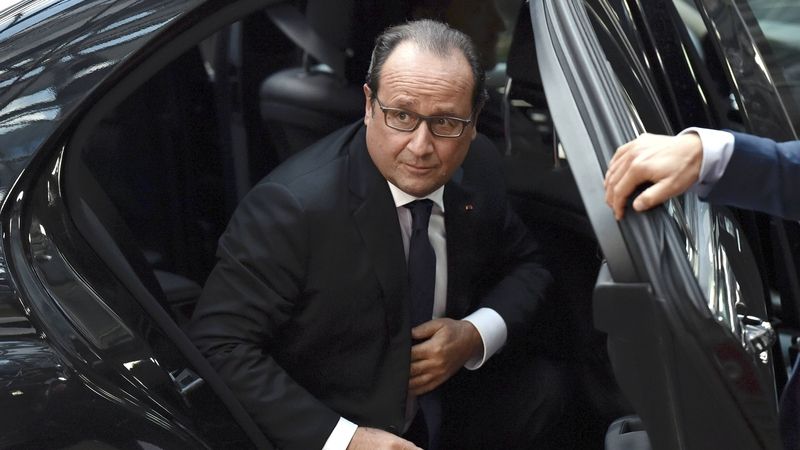 Francouzský prezident Francois Hollande přichází na summit EU