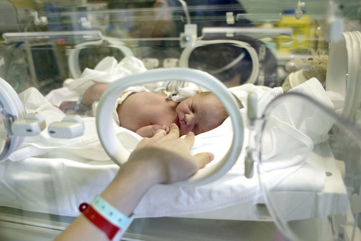 Předčasný porod je zátěží, nejen zdravotní, pro dítě i jeho rodiče. Díky moderní medicíně v současnosti přežívají i miminka, která by dříve neměla žádnou šanci na život. Ilustrační foto  