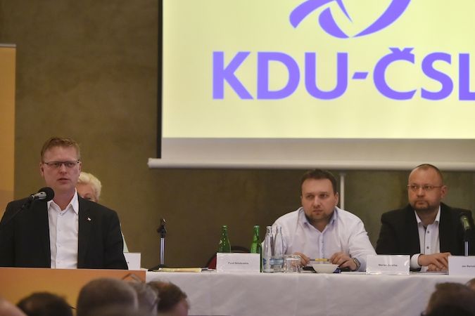 Předseda KDU-ČSL Pavel Bělobrádek (vlevo) vystoupil 18. března v Jihlavě na celostátní konferenci strany po společném jednání KDU-ČSL a STAN o vytvoření volební koalice. 