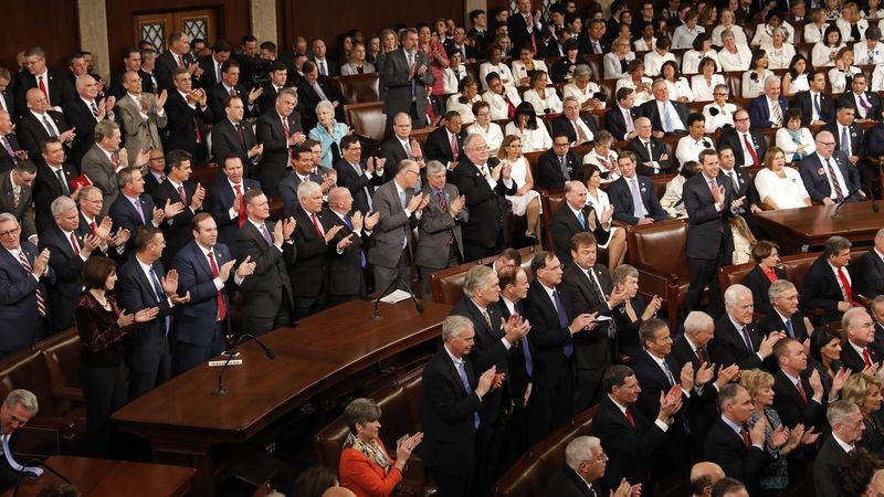 Zatímco republikánští kongresmani tleskali ve stoje, demokraté většinu času nehybně seděli. Část demokratek se oděla do bílého, aby tím dala najevo svou sounáležitost s bojovnicemi za práva žen.
