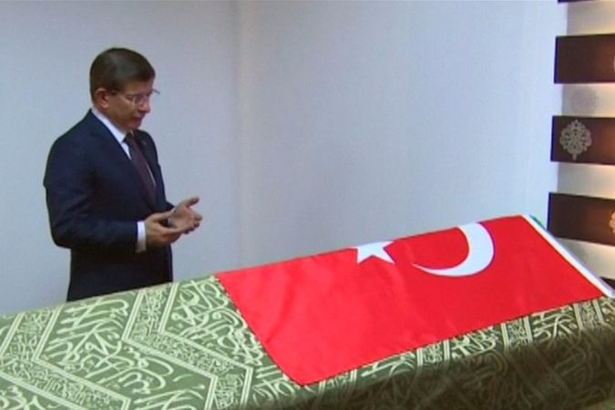 BEZ KOMENTÁŘE: Turecký premiér vjel s armádním doprovodem do Sýrie