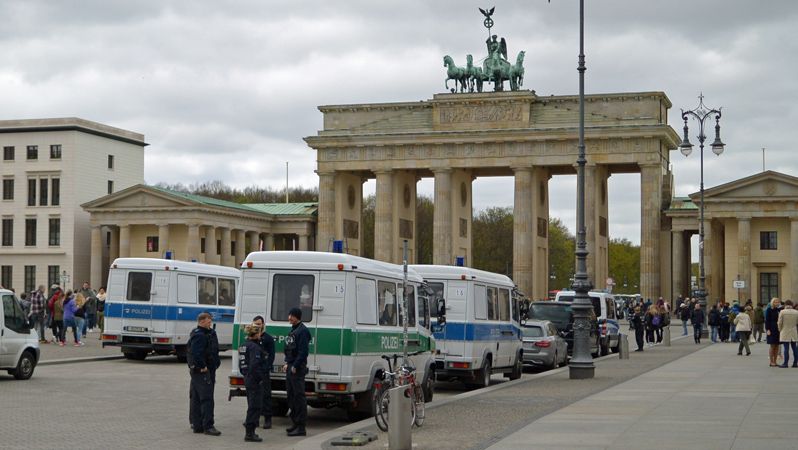 Němečtí policisté u Braniborské brány v Berlíně