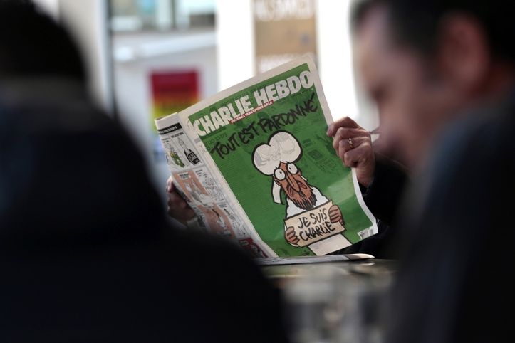 Čtěnář s novým vydáním deníku Charlie Hebdo
