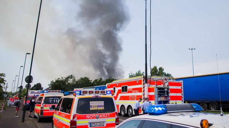 Záchranáři u výstaviště v Düsseldorfu, kde vypukl požár v zařízení pro migranty.
