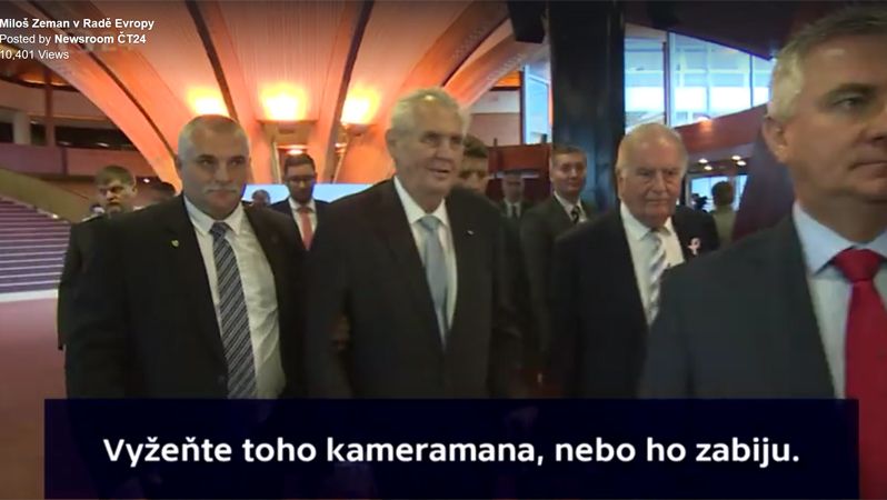 Záběr, na kterém prezident Miloš Zeman vyzývá k vyhnání kameramana ČT, jinak ho prý zabije.