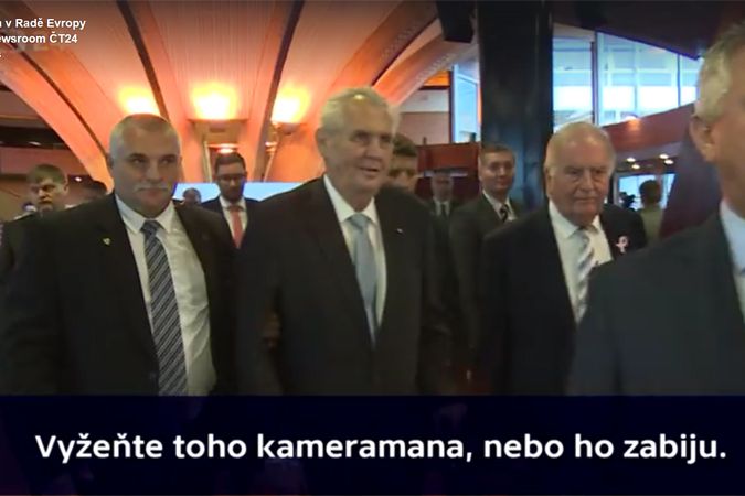 Záběr, na kterém prezident Miloš Zeman vyzývá k vyhnání kameramana ČT, jinak ho prý zabije.