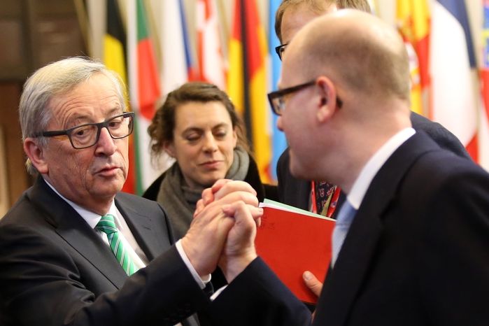 Předseda Evropské komise Jean-Claude Juncker (vlevo) a premiér ČR Bohuslav Sobotka po konci summitu EU v Bruselu