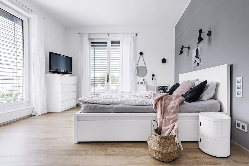 S jednoduchým a strohým designem postele z Ikea jsou majitelé spokojeni. Celkový dojem severského stylu dotvářejí noční stolky značky Kartell, svítidla Louis Poulsen, věšáky Dots od Menu. 