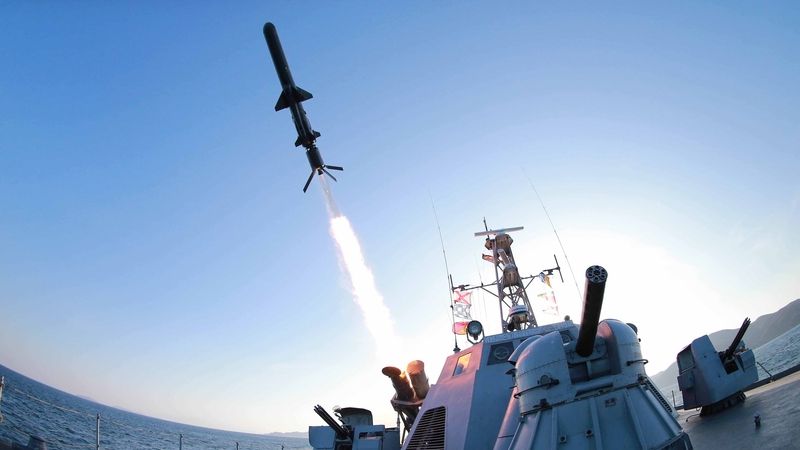 Záběr startu severokorejské rakety určené k ničení lodí zveřejněný agenturou KCNA. Není jasné, kdy byl snímek pořízen.