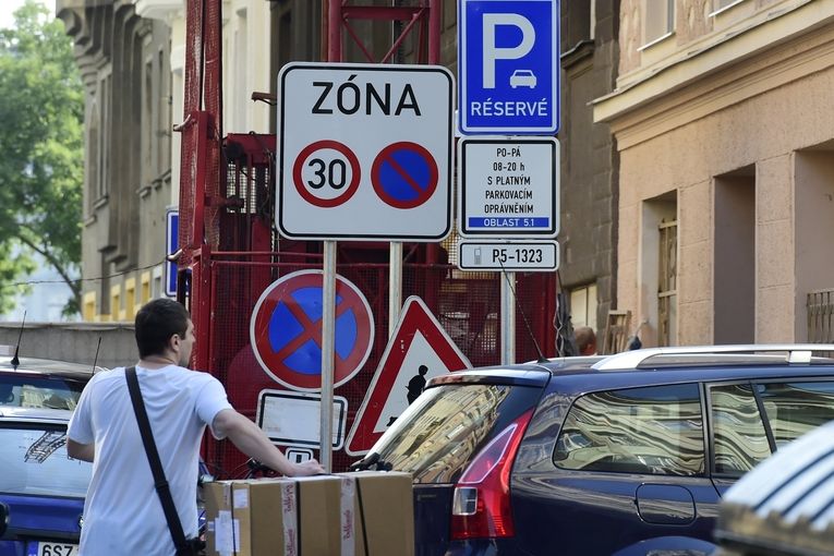 Na území Prahy 5 a 6 začaly od 24. srpna platit parkovací zóny. Praha 5 v souvislosti s jejich zavedením snížila na části svého území nejvyšší povolenou rychlost na 30 kilometrů za hodinu, která se týká například Smíchova.