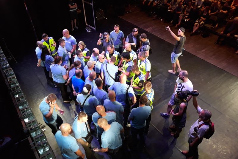 Zhruba 30 členů hnutí Slušní lidé (v modrých tričkách) přerušilo v Brně hru Naše násilí a vaše násilí