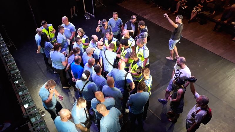 Lidé z hnutí Slušní lidé (v modrých tričkách) na scéně divadla