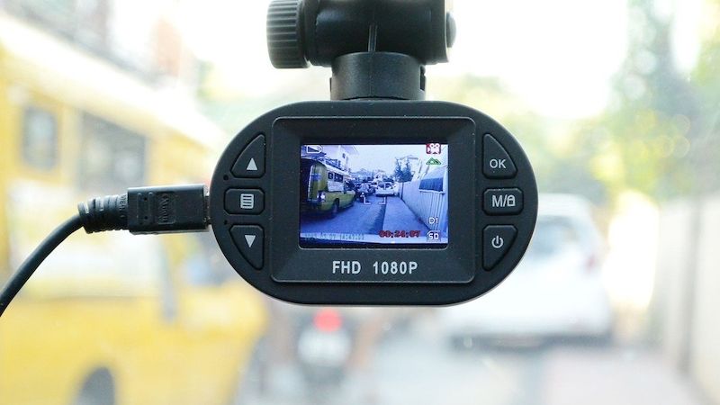 Při používání kamer do vozů je vhodné myslet také na to, že zařízení nesmí překážet řidiči ve výhledu z auta. (Ilustrační foto)