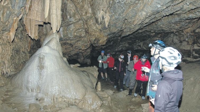 Do Amatérské jeskyně se dostanou jen příchozí s helmami na hlavách a vybaveni baterkami.