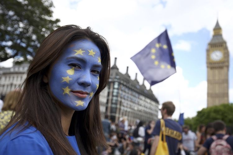Žena v Londýně demonstruje proti odchodu Británie z EU
