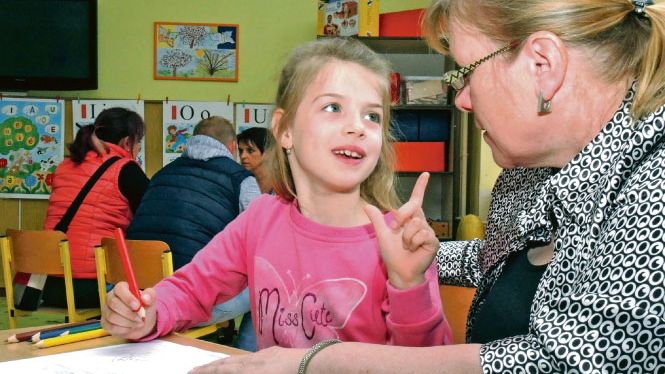 K zápisu na plzeňskou 25. základní školu dorazilo v pondělí a úterý více než sto dětí, mezi prvními byla malá Simona.