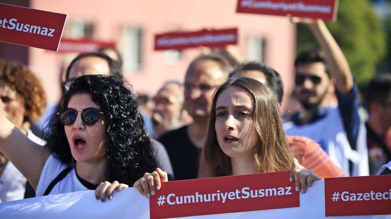 Aktivisté v Istanbulu demonstrují na podporu obžalovaných novinářů z deníku Cumhuriyet.