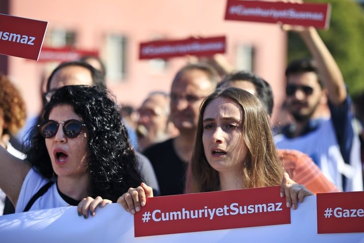 Aktivisté v Istanbulu demonstrují na podporu obžalovaných novinářů z deníku Cumhuriyet