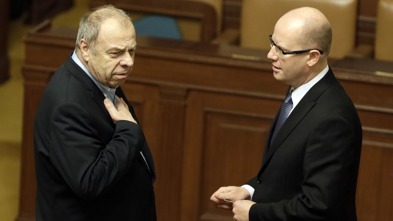 Poslanec Jaroslav Zavadil (vlevo) a premiér Bohuslav Sobotka (ČSSD) na jednání Sněmovny