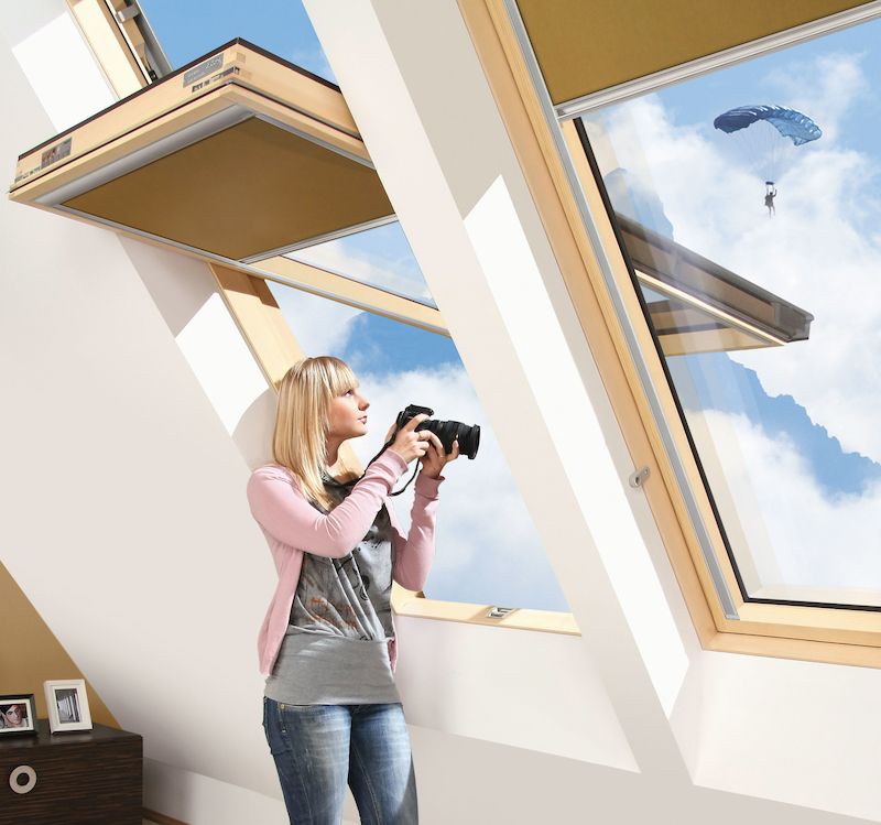 Jednokřídlé střešní okno proSky s výškou až 206 cm poskytuje velkou prosklenou plochu a lze jej bez problémů namontovat mezi krokve. Osa otáčení je posunuta až o 15 cm nad střed rámu okna.