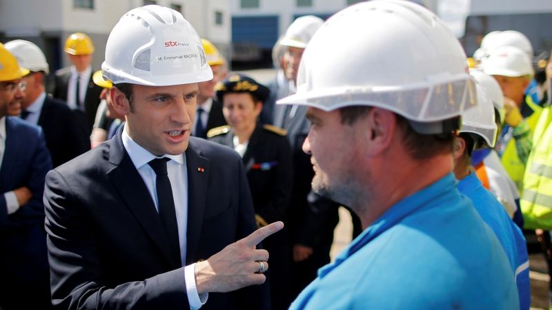 Francouzský prezident Emmanuel Macron na návštěvě loděnic STX France 31. května 2017. 