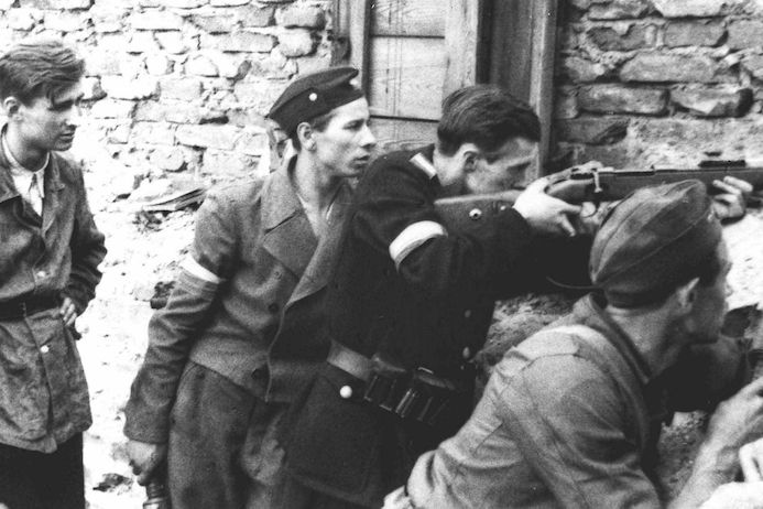 Skupina mladých povstalců u barikády. Trpěli velkým nedostatkem zbraní a marně čekali, že jim je dodají spojenci. Měli pouhých 7000 ručních palných zbraní a 40 000 granátů. Pro dobře vyzbrojenou německou posádku nepředstavovali vážnějšího soupeře.