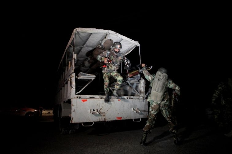 Pákistánští vojáci obkličují výcvikové cetrum policie, které napadli atentátníci.  