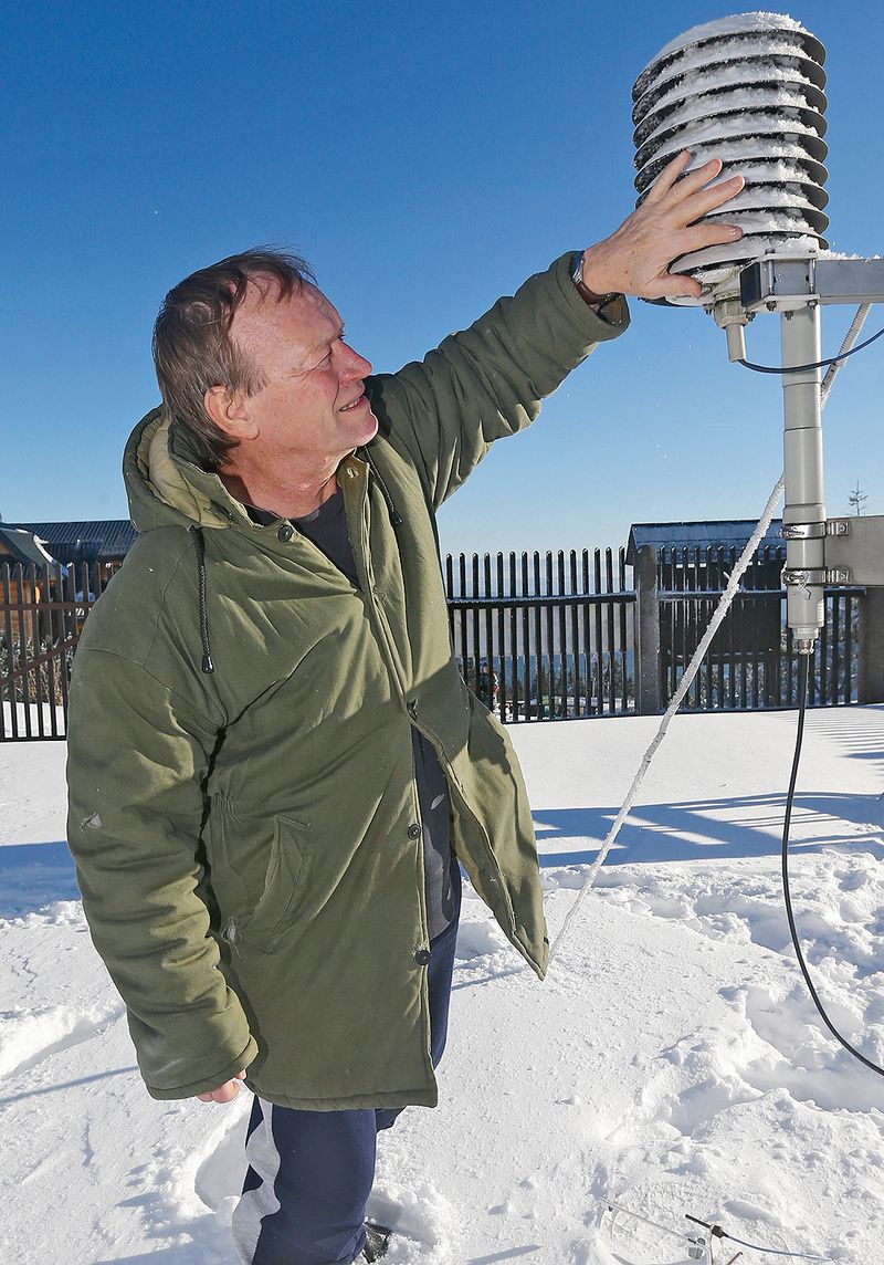 V zimě je potřeba radiační štít s čidly na měření teploty a vlhkosti zbavovat námrazy.