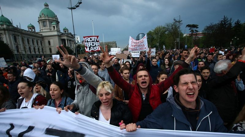 Demonstranti v centru Bělehradu