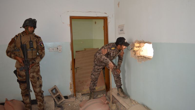 Iráčtí vojáci v domě jižně od Fallúdže