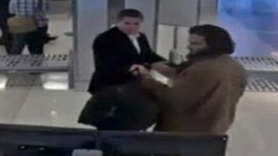 Nader Elhuzayel (vpravo) byl zatčen loni na letišti v Los Angeles