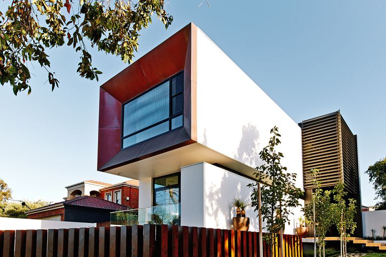 Australský Bílý dům vyhlíží do ulice velikým oknem v mohutném měděném rámu.