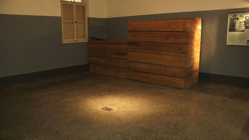 Místnost zvaná rakvárna s bednami, ve kterých se těla převážela do Strašnického krematoria