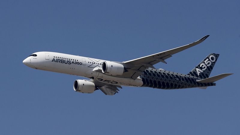 Dohoda zahrnuje i modely A350 pro lety na dlouhou mezi šesti a dvanácti hodinami. Na ilustračním snímku Airbus A350 XWB na aerosalónu v Chile.