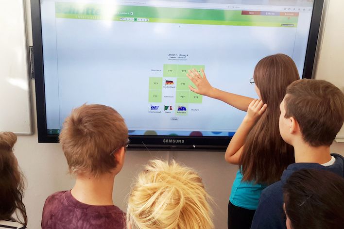 Studenti pražského Gymnázia U Libeňského zámku při práci u interaktivní tabule